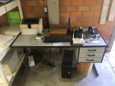 LOTE 161 - Mesas e armários para escritório e outro( 10 un )