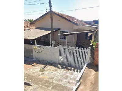 LOTE 003 - Uma residência em alvenaria de tijolo,com 117,75 m² de área construída, possui três quartos, duas salas, cozinha, um banheiro social, uma área de churrasqueira conjugada com área de serviço e um banheiro, em um terreno com área de 338,50 m², situado na Rua Palmital, nº 134, Vila Sant'Ana, Jacarezinho/PR. Registrado sob matrícula nº 3.586