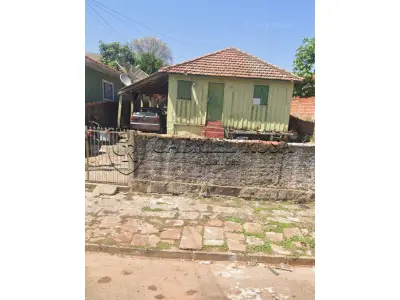 LOTE 004 - Uma casa de madeira, com uma área de serviço na lateral e fundos, três quartos, um banheiro do lado externo da casa, uma cozinha e uma copa, em um terreno com área de 330,00 m², situado na Rua Santo Antônio, nº 51, Vila Sant'Ana, Jacarezinho/PR. Registro sob matrícula nº 3.985