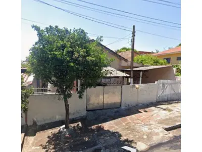 LOTE 003 - Uma residência em alvenaria de tijolo,com 117,75 m² de área construída, possui três quartos, duas salas, cozinha, um banheiro social, uma área de churrasqueira conjugada com área de serviço e um banheiro, em um terreno com área de 338,50 m², situado na Rua Palmital, nº 134, Vila Sant'Ana, Jacarezinho/PR. Registrado sob matrícula nº 3.586
