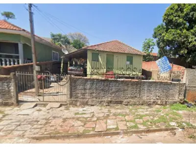 LOTE 004 - Uma casa de madeira, com uma área de serviço na lateral e fundos, três quartos, um banheiro do lado externo da casa, uma cozinha e uma copa, em um terreno com área de 330,00 m², situado na Rua Santo Antônio, nº 51, Vila Sant'Ana, Jacarezinho/PR. Registro sob matrícula nº 3.985