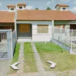 LOTE 001 - DIREITOS E AÇÕES DE 50% DE UM PRÉDIO RESIDENCIAL DE ALVENARIA, SOB Nº 327 DA RUA HOLANDA, CASA 02 DO CONDOMÍNIO RESIDENCIAL ROMEO BRANDT, COM A ÁREA TOTAL DE 59,00M2, NO BAIRRO LAGO AZUL EM ESTÂNCIA VELHA/RS