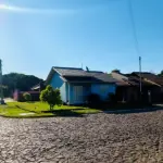 LOTE 004 - UM TERRENO SITUADO NO BAIRRO CAMPO GRANDE, EM ESTÂNCIA VELHA/RS, COMPOSTO DO LOTE 09 DA QUADRA  "A", DO LOTEAMENTO RECANTO DO SABIÁ, COM A ÁREA DE 261,87M2, COM UM PRÉDIO RESIDENCIAL DE ALVENARIA, COM A ÁREA DE 69,72M2, LOCALIZADO NA RUA DOS CARDEAIS Nº 1140