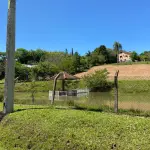 LOTE 002 - Terreno rural (sítio) com área de 4.200,00 M², dentro de um todo maior com 18ha aproximadamente, situado na "Fazenda Conceição" distrito de Ipiranga, na Rua Bem-te-vi do Condomínio Bela Vista, cidade de Gravataí/RS. Matrícula nº 39.944 do Registro de Imóveis de Gravataí/RS. No referido imóvel existe uma construção em alvenaria não averbada.