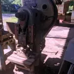 LOTE 024 - MÁQUINA DE CORTE DE CANTONEIRAS