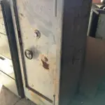 LOTE 083 - ESTRUTURA DE DIVISÓRIAS, DIVISÓRIA, ARMÁRIO, COFRE E MÓVEIS EM GERAL
