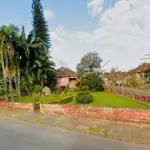 LOTE 002 - Uma casa de alvenaria própria para moradia, com a área construída de 330,17 m², terreno com mais ou menos 2.540,00 m², suas dependências, instalações e demais benfeitorias, situada na Rua Presidente Lucena, nº 4063, Bairro das Rosas, Estância Velha-RS, registrada sob matrícula 22.513