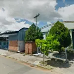 LOTE 001 - Uma área de terras com aproximadamente 3.500,00m², sobre o terreno existe um prédio industrial de alvenaria com área aproximada de 3.340,00 m²( a metragem da área construída foi fornecida pela executada tendo em vista que junta a Prefeitura Municipal de Estância Velha só existe averbação(registro) e habite-se de apenas 1.273,45m²), matrículas nº 6236 e 1823. Trata-se de uma área de boa localização, zona mista, com prédio de alvenaria, que embora de construção mais antiga encontra-se em bom estado de conservação, com atendimento de todos os itens para funcionamento de suas atividades industrias, situado na Rua Almirante Tamandaré, nº 584, Bairro Lira, Estância Velha - RS
