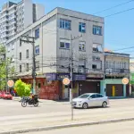 LOTE 003 - APARTAMENTO Nº 401 DO EDIFÍCIO SANDRA,  LOCALIZADO NO 3º ANDAR OU 4º PAVIMENTO, COM TRÊS DORMITÓRIOS E ÁREA REAL PRIVATIVA DE 107,91 M², SITUADO NA RUA AUGUSTO SEVERO, Nº 15, B.SÃO JOÃO, PORTO ALEGRE/RS. REGISTRADO SOB.MATRÍCULA 21791.
