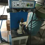 LOTE 073 - Máquina de fechar e rebater