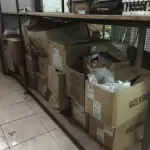 LOTE 055 - Sucata de vidro e papelão