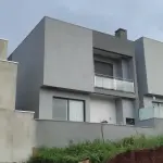 LOTE 001 - Prédio residencial de alvenaria, em dois pavimentos, sendo 49,06m² de pavimento térreo e 54,08m² de pavimento superior, com a área real privativa de 102,47 m², área real de uso comum de 0,67 m², totalizando uma área de 103,14 m², demonimado Casa 03 do "Condomínio Residencial Solin, e uma vaga de estacionamento descoberta com 12,50 m², situado na Rua Hulda Dienstmann, nº 235, Bairro Bela Vista, Estância Velha/RS. Registrado sob Matrícula nº 47.630