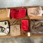 LOTE 164 - Bolsas modelos diversos( 70 un ), e Caixas de plástico