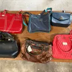 LOTE 164 - Bolsas modelos diversos( 70 un ), e Caixas de plástico