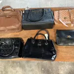 LOTE 164 - Bolsas modelos diversos( 70 un ), e Caixas de plástico
