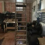 LOTE 125 - Escada móvel