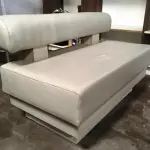 LOTE 043 - Sofá 02 lugares em courvim branco( 04 un )