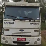 LOTE 004 - Caminhão Ford Cargo 2428 E Diesel 2008 com Guindaste Munck(marca TKA), Carroceria Aberta/Mec Operacinal, Cor Branca, Placa IOO2484. Características Especiais: Terceiro Eixo: Origem: Adaptado
