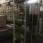 LOTE 055 - Sucata de vidro e papelão