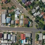 LOTE 004 - Terreno com aproximadamente 360m², com 02 construções não averbadas, situado na Rua Zeno Schmiedel, nº 547, Bairro Floresta, Estância Velha. Registrado sob matrícula 2299