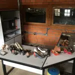 LOTE 161 - Mesas e armários para escritório e outro( 10 un )
