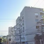 LOTE 001 - O apartamento residencial nº 501, Bloco B, localizado no quinto pavimento ou quarto andar, com área privativa de 124,99 m², e o Box nº 11 do Bloco B, com área privativa de 7,62 m², do Edifício Jardim Rivadávia Fernandes, situado na Rua Avaí, nº 338, Bairro Vila Rosa, Novo Hamburgo/RS. Registrados sob matrículas 32.945 e 32.961