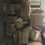 LOTE 055 - Sucata de vidro e papelão