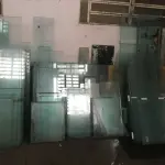 LOTE 055 - Sucata de vidro e papelão