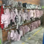 LOTE 168 - Moldes de roupa e bolsas diversos e Caixas de plástico