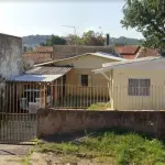 LOTE 002 - Um terreno com área de 355,58 m², onde foi edificada uma casa de dois quartos, uma cozinha, um banheiro, uma sala e existe ainda uma pequena peça de madeira, situado na Rua General Daltro Filho, nº 182, Bairro Jardim, Sapucaia do Sul/RS. Registrado sob matrícula nº 7.165