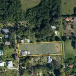 LOTE 002 - Terreno rural (sítio) com área de 4.200,00 M², dentro de um todo maior com 18ha aproximadamente, situado na "Fazenda Conceição" distrito de Ipiranga, na Rua Bem-te-vi do Condomínio Bela Vista, cidade de Gravataí/RS. Matrícula nº 39.944 do Registro de Imóveis de Gravataí/RS. No referido imóvel existe uma construção em alvenaria não averbada.