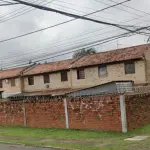 LOTE 002 - Sobrado Residencial nº 111 do Residencial Cidade Jardim, com área real privativa de 43,4710m², constituído de sala de estar, cozinha e banho no pavimento inferior, e circulação e 02(dois) dormitórios no pavimento superior, com uma área de terreno de 5,95m² de utilização exclusiva, situado na Rua Capitão Armínio Bier, nº 475, esquina com a Avenida Tomaz Edison, Bairro Vicentina, São Leopoldo/RS. Registrado sob matrícula 66.357