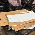 LOTE 168 - Moldes de roupa e bolsas diversos e Caixas de plástico