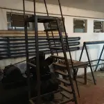 LOTE 125 - Escada móvel