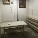 LOTE 161 - Mesas e armários para escritório e outro( 10 un )