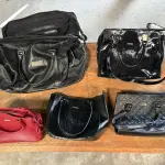 LOTE 164 - Bolsas modelos diversos( 70 un ), e Caixas de plástico