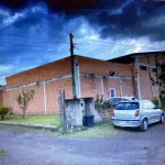 LOTE 001 - Prédio Industrial com área de 900,00 m², e o respectivo terreno com área de 1.842,00 m², situado na Rua Pedro Trott, nº 680, Bairro Figueira, Igrejinha/RS.  Matrícula nº 12.040 do Registro de Imóveis de Igrejinha/RS, e do Cadastro Imobiliário nº 121851 da Prefeitura Municipal de Igrejinha/RS.  A construção em alvenaria que existe no referido imóvel não encontra-se averbada.