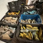 LOTE 169 - Moldes de calçados(Formas) diversos e Caixas de plástico