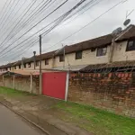 LOTE 002 - Sobrado Residencial nº 111 do Residencial Cidade Jardim, com área real privativa de 43,4710m², constituído de sala de estar, cozinha e banho no pavimento inferior, e circulação e 02(dois) dormitórios no pavimento superior, com uma área de terreno de 5,95m² de utilização exclusiva, situado na Rua Capitão Armínio Bier, nº 475, esquina com a Avenida Tomaz Edison, Bairro Vicentina, São Leopoldo/RS. Registrado sob matrícula 66.357
