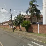 LOTE 002 - Sobrado Residencial nº 111 do Residencial Cidade Jardim, com área real privativa de 43,4710m², constituído de sala de estar, cozinha e banho no pavimento inferior, e circulação e 02(dois) dormitórios no pavimento superior, com uma área de terreno de 5,95m² de utilização exclusiva, situado na Rua Capitão Armínio Bier, nº 475, esquina com a Avenida Tomaz Edison, Bairro Vicentina, São Leopoldo/RS. Registrado sob matrícula 66.357